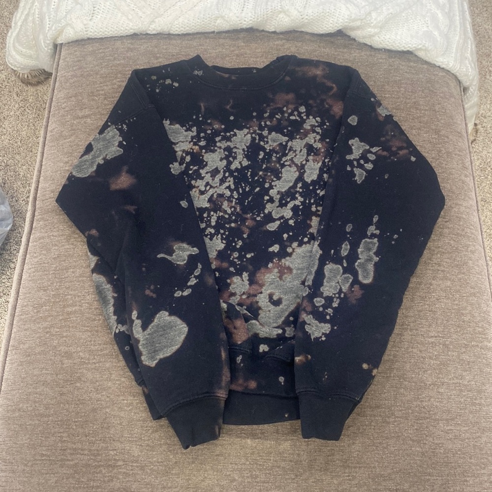 I am selling a sweater that’s a large in kids it’s black and grey tye dye Gildan